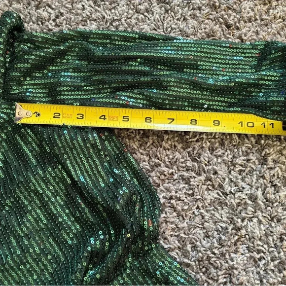 "Emerald Elegance: Scoop Neck Sequin Dress" - Picture 4 of 8